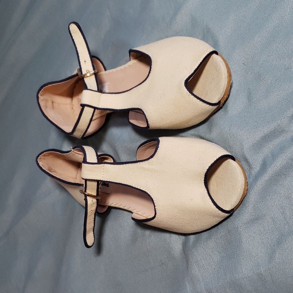 T-strap apricot cream size 5